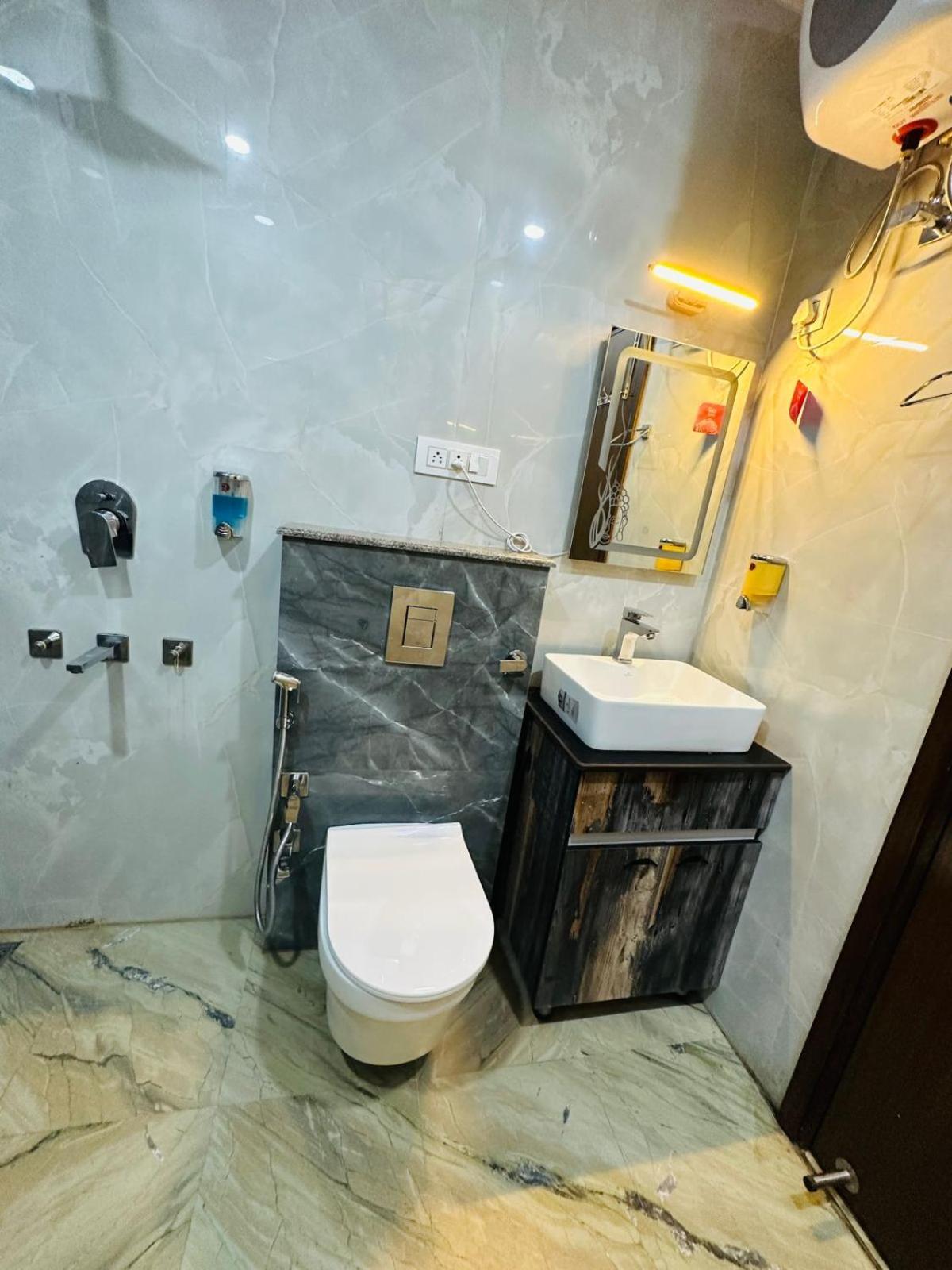 Hotel Samrat Residency 10 Mints Walking Distance Nizamuddin Railway Station New Delhi Eksteriør bilde